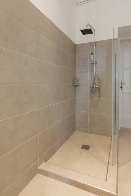 Grand Luxury On The Budapest Broadway W Jacuzzi Exterior foto