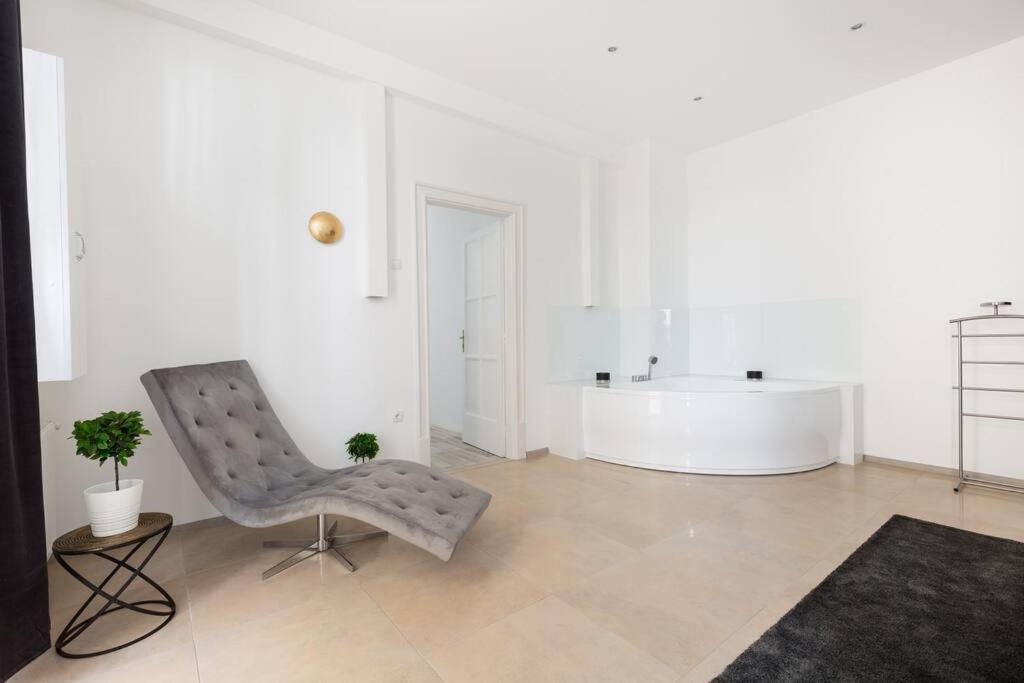 Grand Luxury On The Budapest Broadway W Jacuzzi Exterior foto
