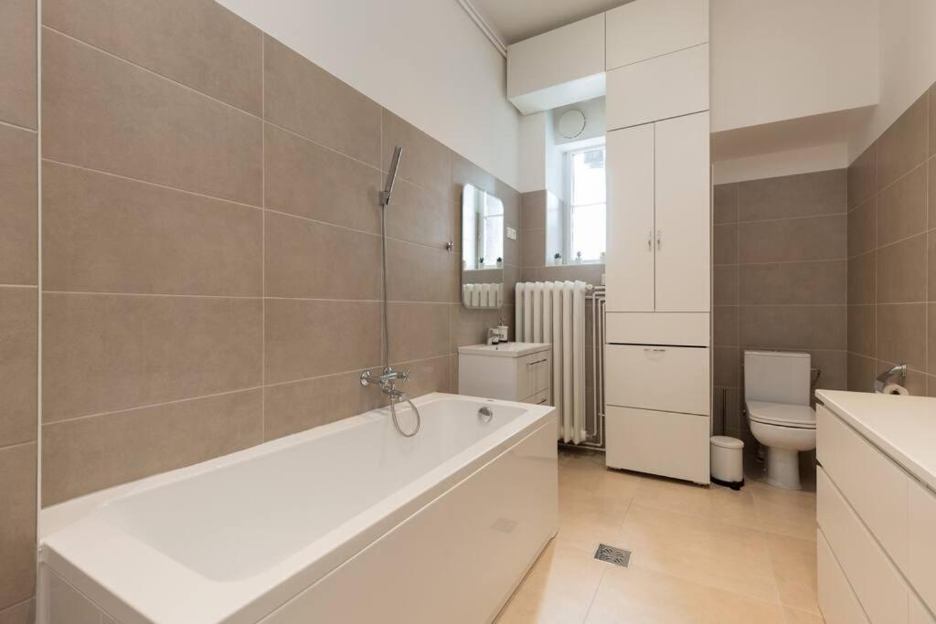 Grand Luxury On The Budapest Broadway W Jacuzzi Exterior foto